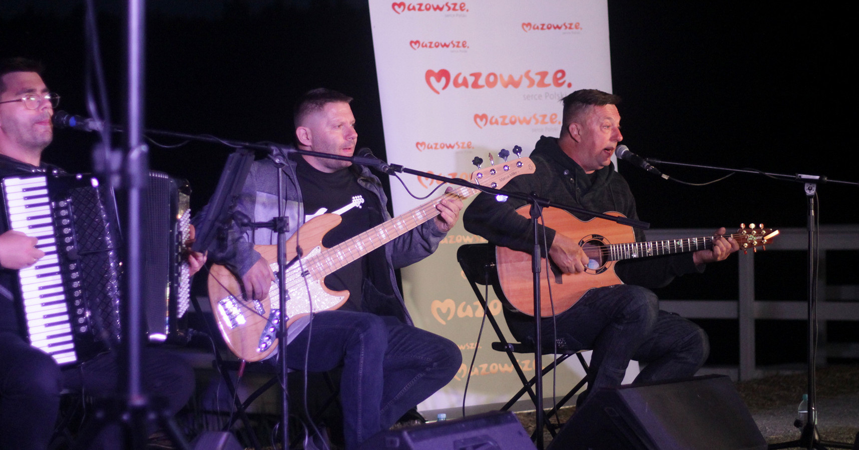 Morskie brzmienia nad jeziorem. Zespół Własny Port wystąpił w ramach "Gostynińskich Szant" [ZDJĘCIA]