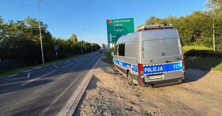 Pijany pieszy przewrócił się na przejeżdżający pojazd