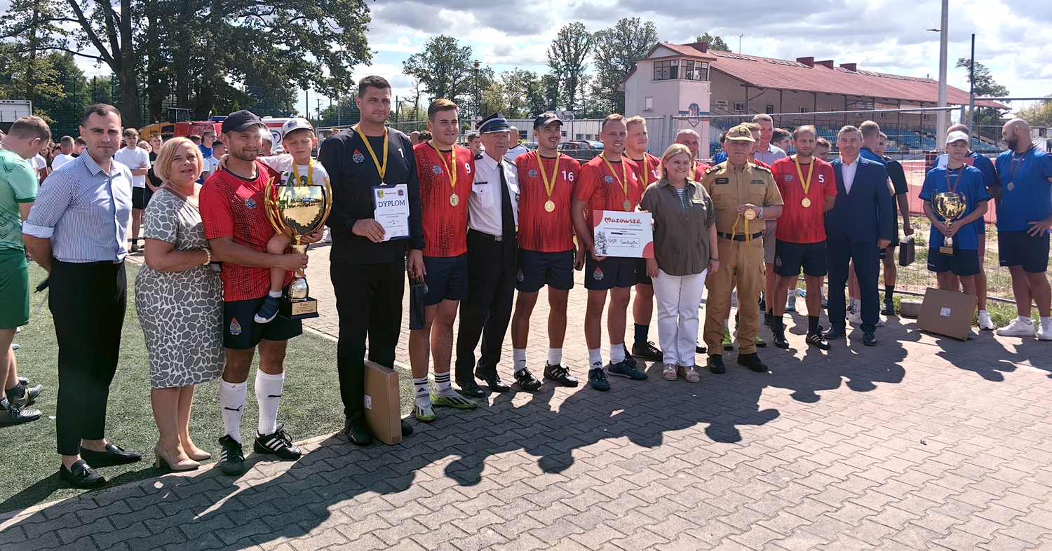 Zawodowi strażacy triumfują w VI Turnieju Strażaków w Piłkę Nożną! [ZDJĘCIA]