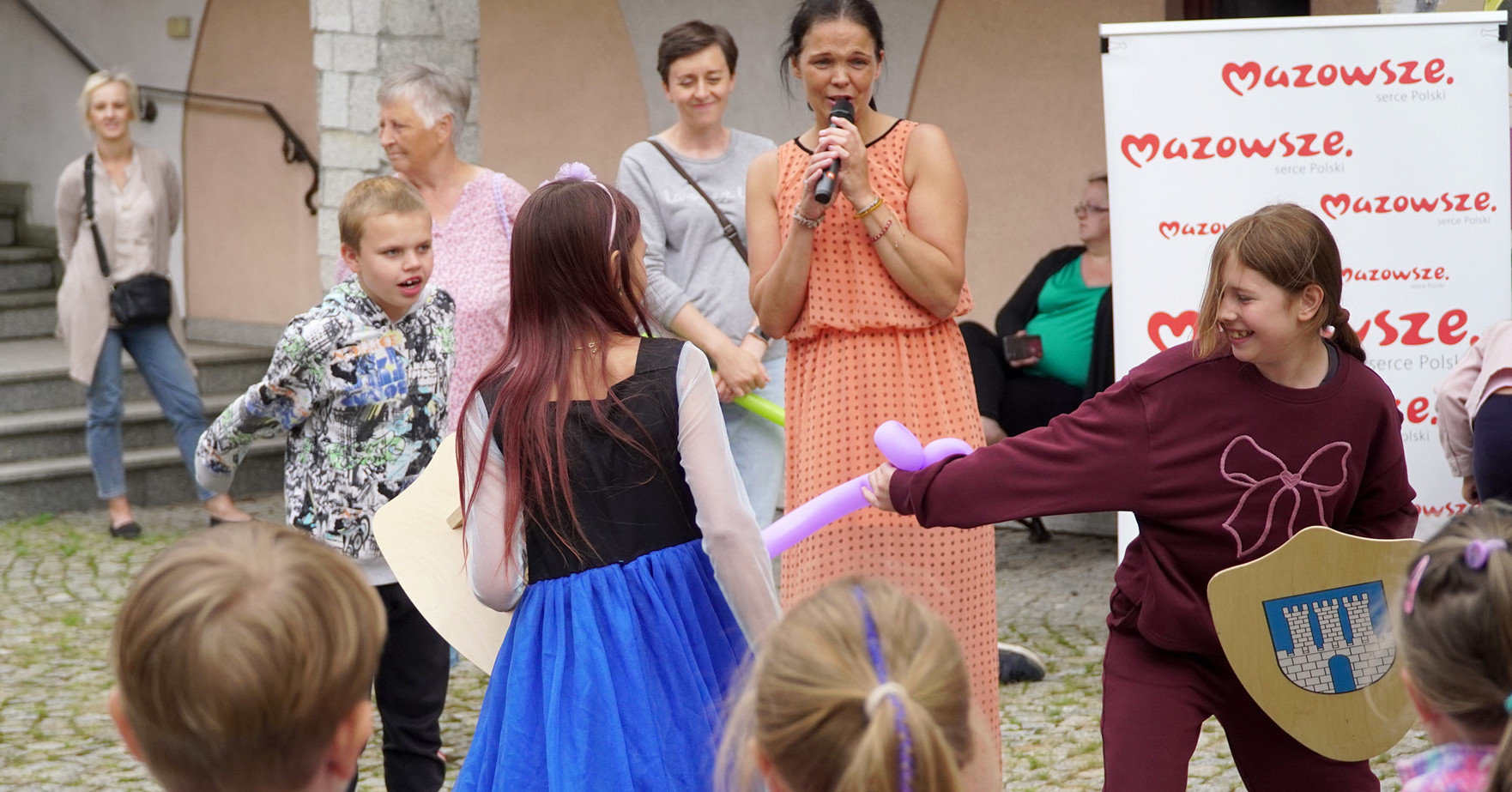 Średniowieczna biesiada na zamkowym dziedzińcu. Dzieci wcieliły się w role rycerzy i damy dworu [ZDJĘCIA]