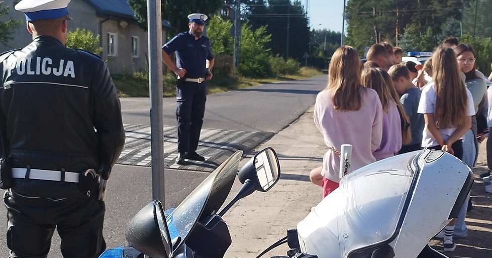 „Bezpieczna droga do szkoły” – działania policjantów WRD z Gostynina w Szkole Podstawowej w Emilianowie [ZDJĘCIA]