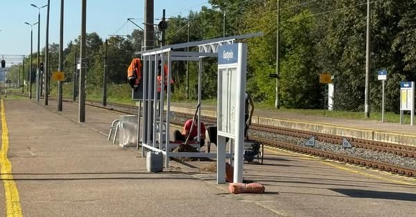 PKP montuje wiaty na gostynińskim dworcu – rok negocjacji przyniósł efekt [ZDJĘCIA]