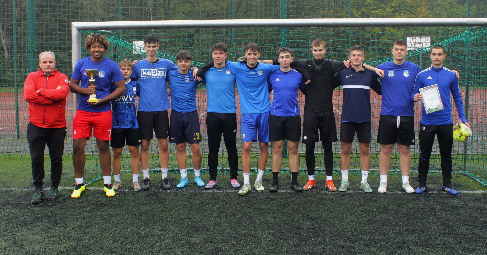 Zespół Szkół dominuje w piłkarskich "6". Podwójne złoto na gostynińskim stadionie [ZDJĘCIA+WYNIKI]