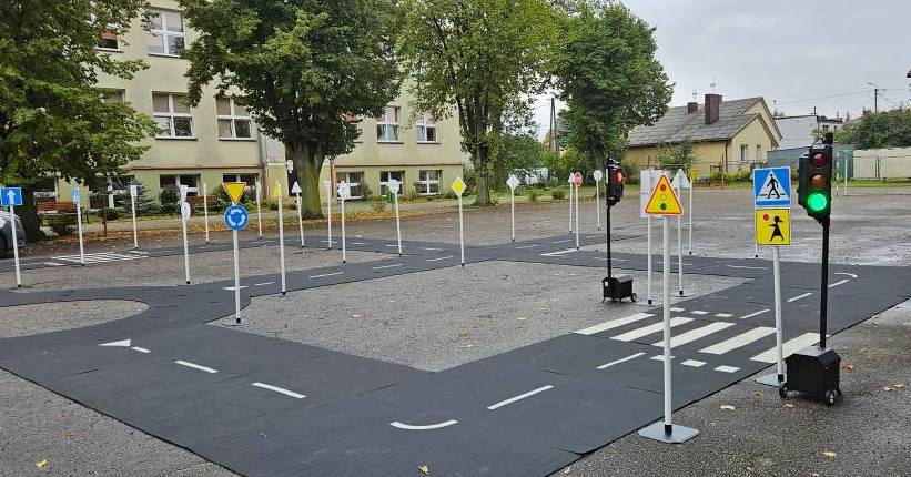 Rewolucja w nauce BRD – miasteczko z rondem i sygnalizacją już stoi przy SP1 Gostynin [ZDJĘCIA]