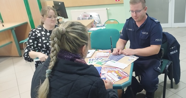 „Na wnuczka", „na policjanta" – Gostynińska Policja uczy seniorów, jak się bronić [ZDJĘCIA]