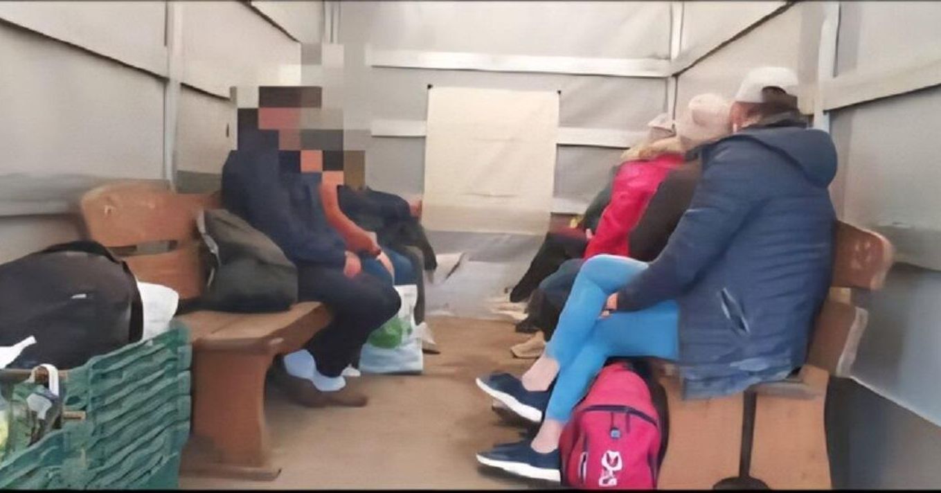 Przerażające odkrycie na drodze. Kierowca woził pasażerów jak towar