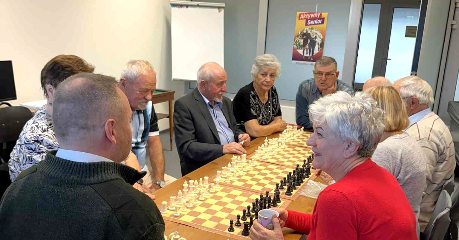 Aktywny Senior. Gostynińscy seniorzy stawiają pierwsze kroki w świecie szachów [ZDJĘCIA]