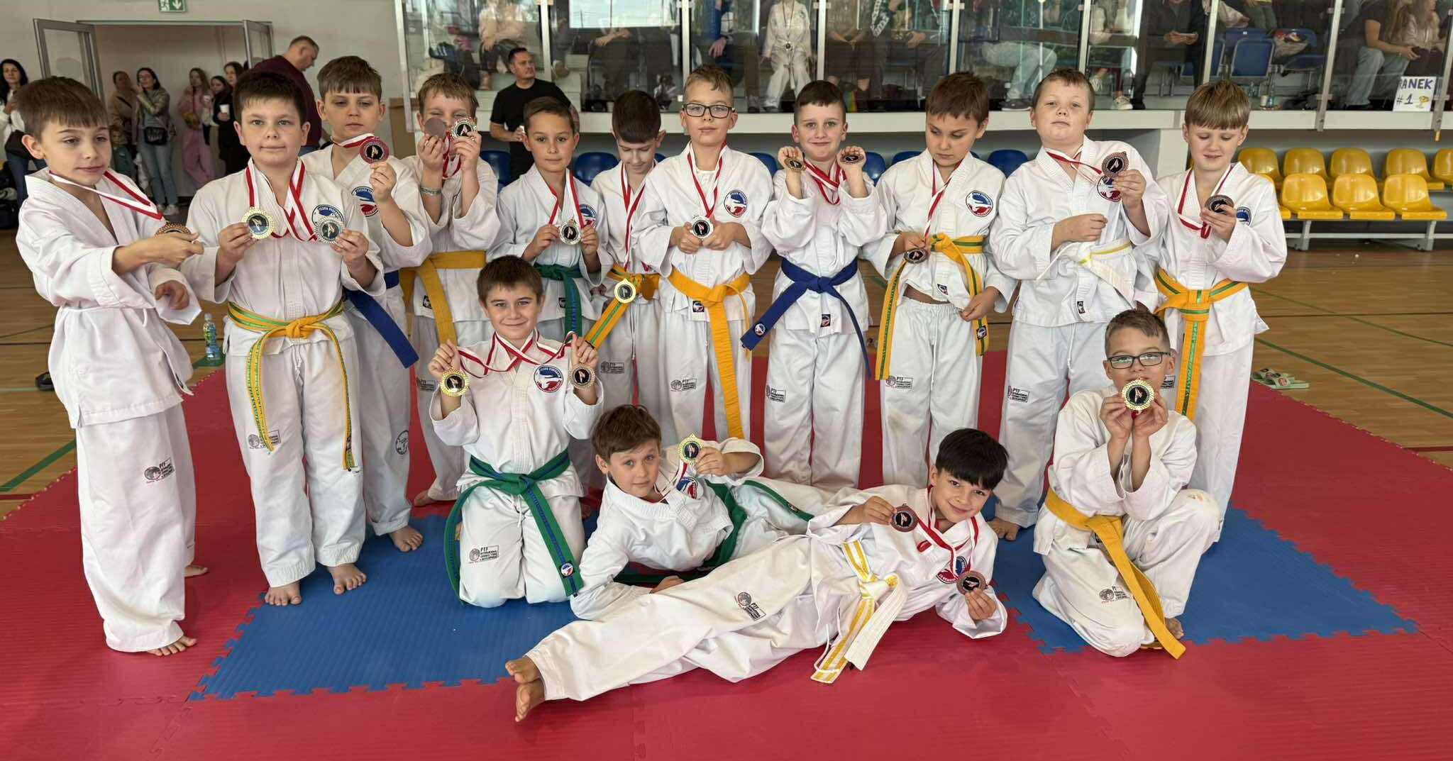 Gostynińscy mistrzowie taekwon-do wracają z łupem. Na mistrzostwach w Łodzi zdobyli 27 medali! [ZDJĘCIA]