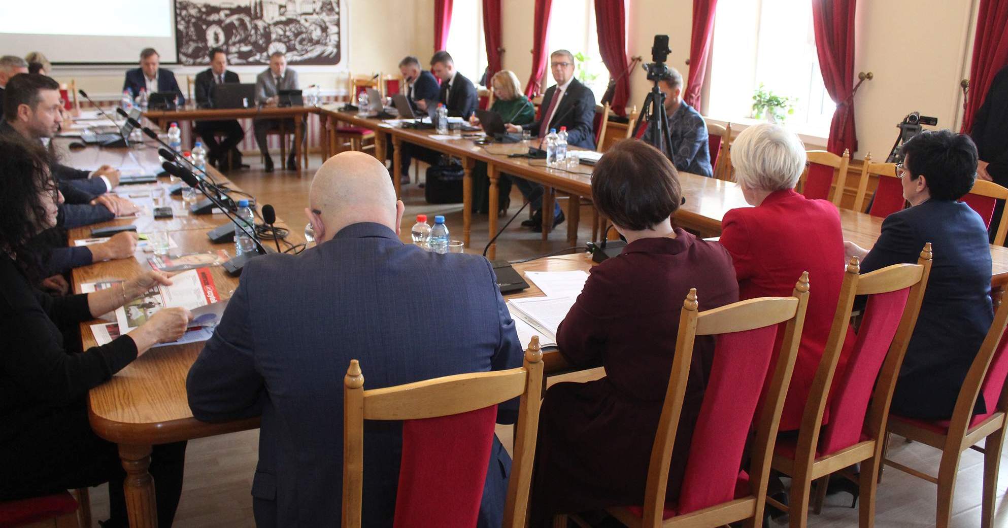 O ile wzrosną stawki podatku od nieruchomości w Gostyninie na 2026 rok?