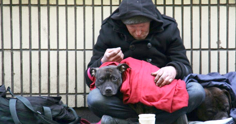 Zimowa troska o bezdomnych: Policja i GOPS w Gostyninie uruchamiają akcję prewencyjną przeciw wychłodzeniom