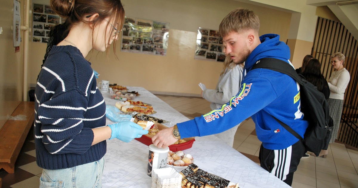 Słodki kiermasz dla zwierzaków. Uczniowie „Elektryka” z pomocą podopiecznym Animal G(h)ost [ZDJĘCIA]