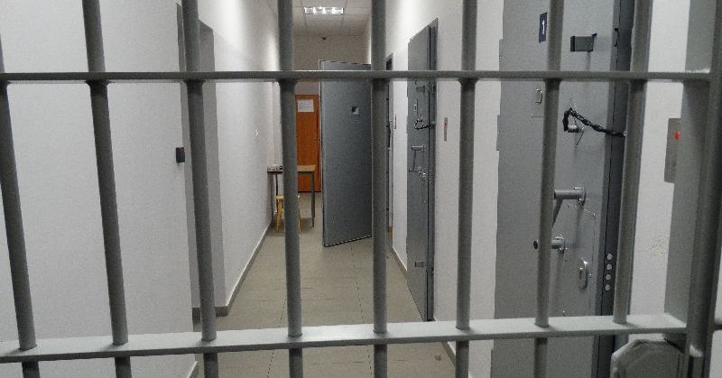 Przyszedł na dozór, pojechał do zakładu karnego