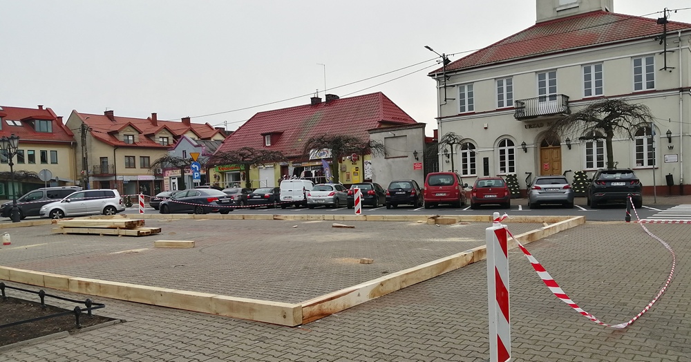 W Rynku trwa montaż lodowiska [ZDJĘCIA]