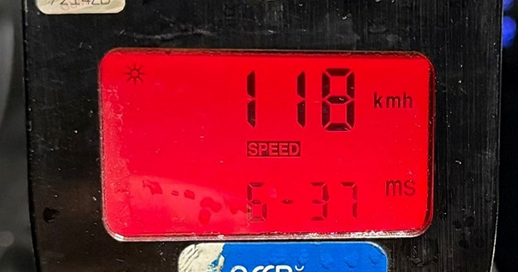Przekroczył prędkość o 68 km/h – senior stracił uprawnienia i zapłaci 2000 zł