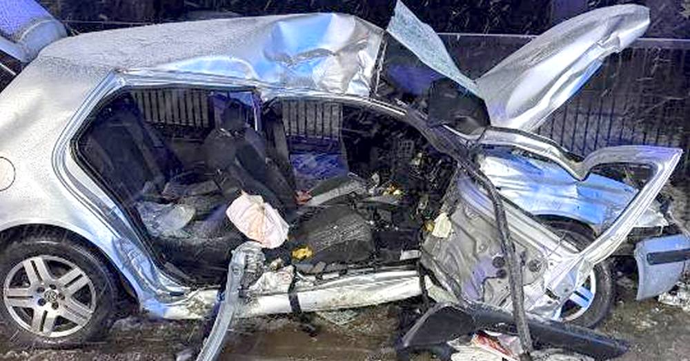 Zima zaatakowała. Czołowe zderzenie golfa z tirem w Szkaradzie [ZDJĘCIA]