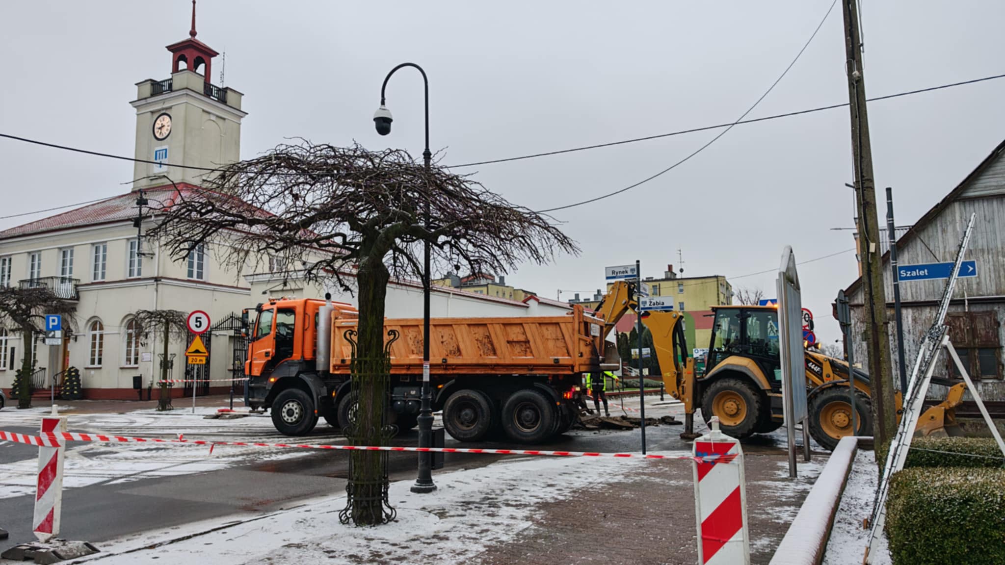 Awaria na rogu ulic Żabiej i 3 Maja. Ruch od Rynku w stronę Kutna zablokowany