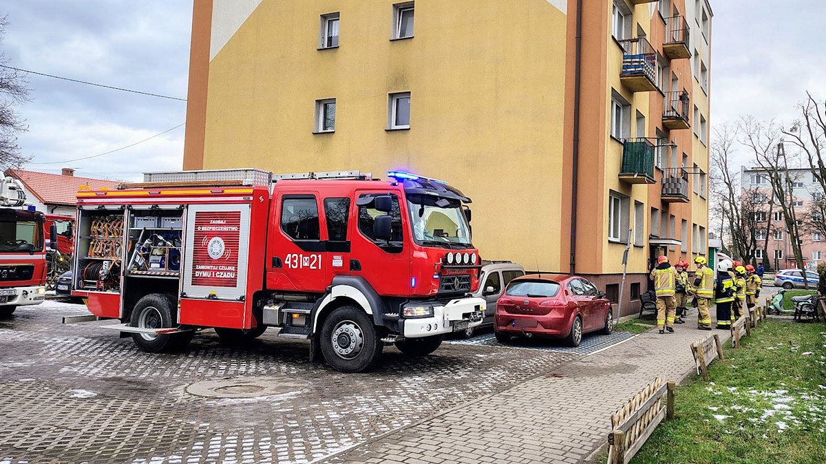 Pożar w mieszkaniu przy ul. Wojska Polskiego. Lokatorzy zdążyli się ewakuować [ZDJĘCIA]