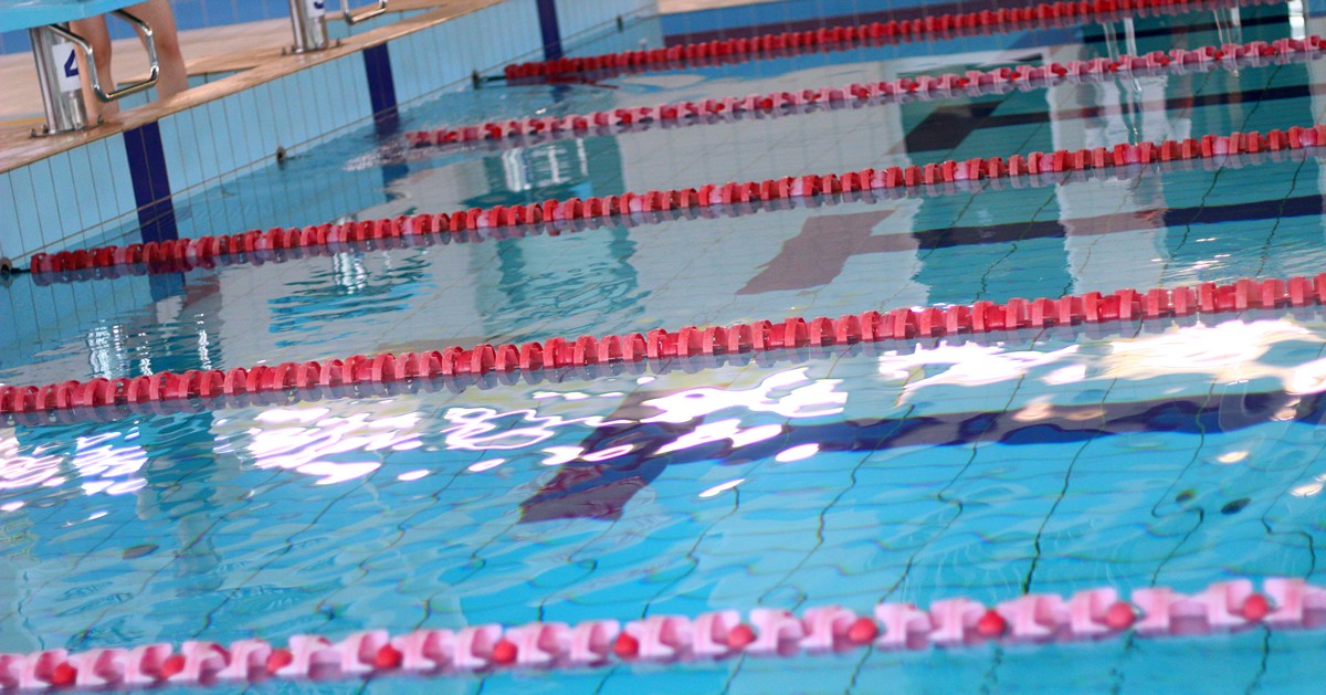 Ferie w Gostyninie za piątaka? Sprawdź ofertę basenu i hal sportowych