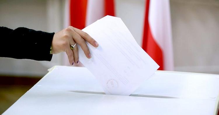 Koniec dwukadencyjności wójtów i burmistrzów? Sejm rozpoczął debatę