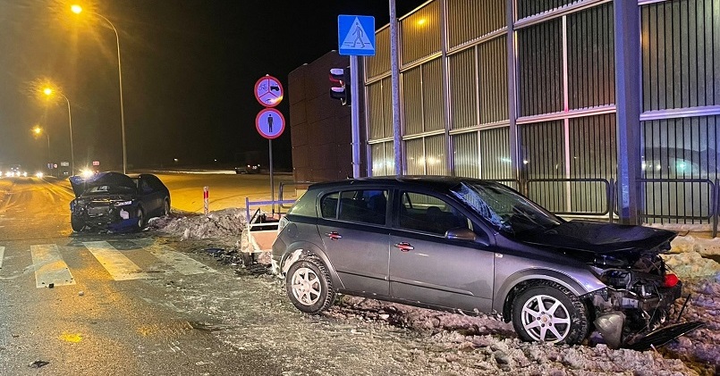 Chwila nieuwagi na skrzyżowaniu. 29-latka wjechała pod prawidłowo jadący samochód [ZDJĘCIA]