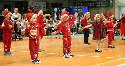 Kolędy I Tańce Na Lotnisku. ś...