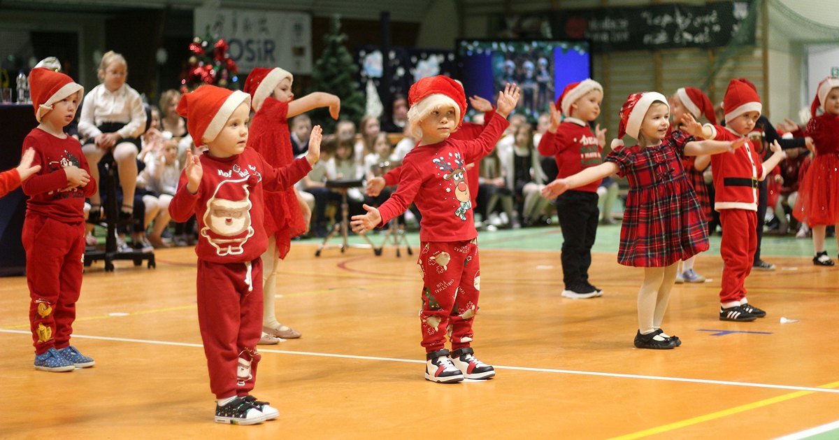 Kolędy i tańce na lotnisku. Świąteczne przedstawienie w SP5 [ZDJĘCIA]