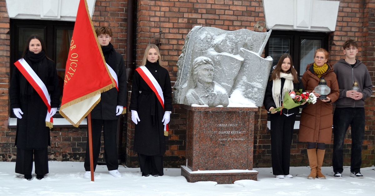 Kwiaty pod pomnikiem patrona. Licealiści z „Kościuszki” uczcili 280. rocznicę urodzin bohatera [ZDJĘCIA]