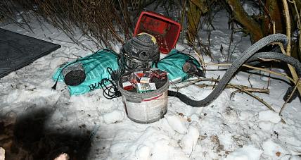 łupy W śniegu, A Podłoga W ...