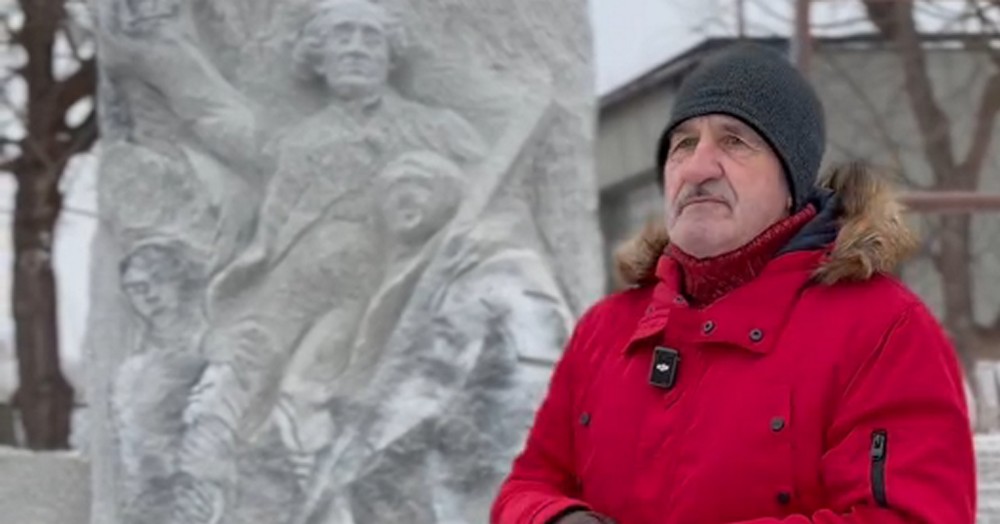 Bitwa z mrozem i granitem. Tadeusz Biniewicz rzeźbi pomnik Konstytucji 3 Maja [VIDEO]