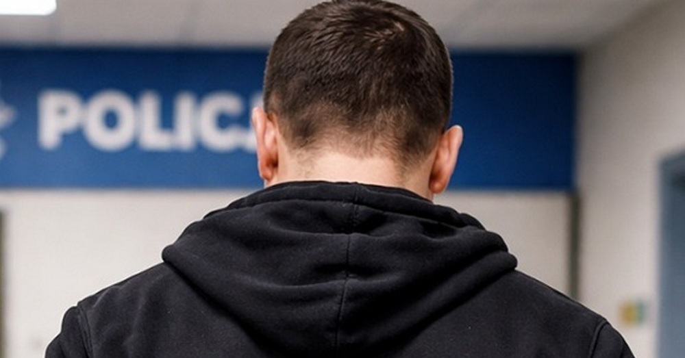 Zamiast do domu, trafił za kraty. 41-latek z gminy Gostynin zaatakował policjanta