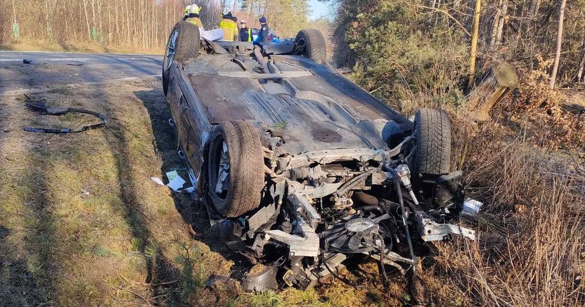 Dachowanie na trasie Nowy Duninów – Gostynin. Kierowca miał 2,5 promila! [ZDJĘCIA]