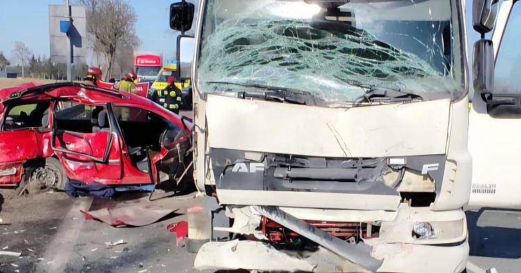 Tragiczny wypadek na DK60 w Bielsku. Nie żyje dziecko [ZDJĘCIA]