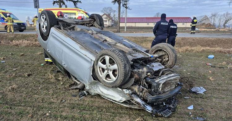 Dachowanie pojazdu w powiecie płockim. Dwie osoby trafiły do szpitala