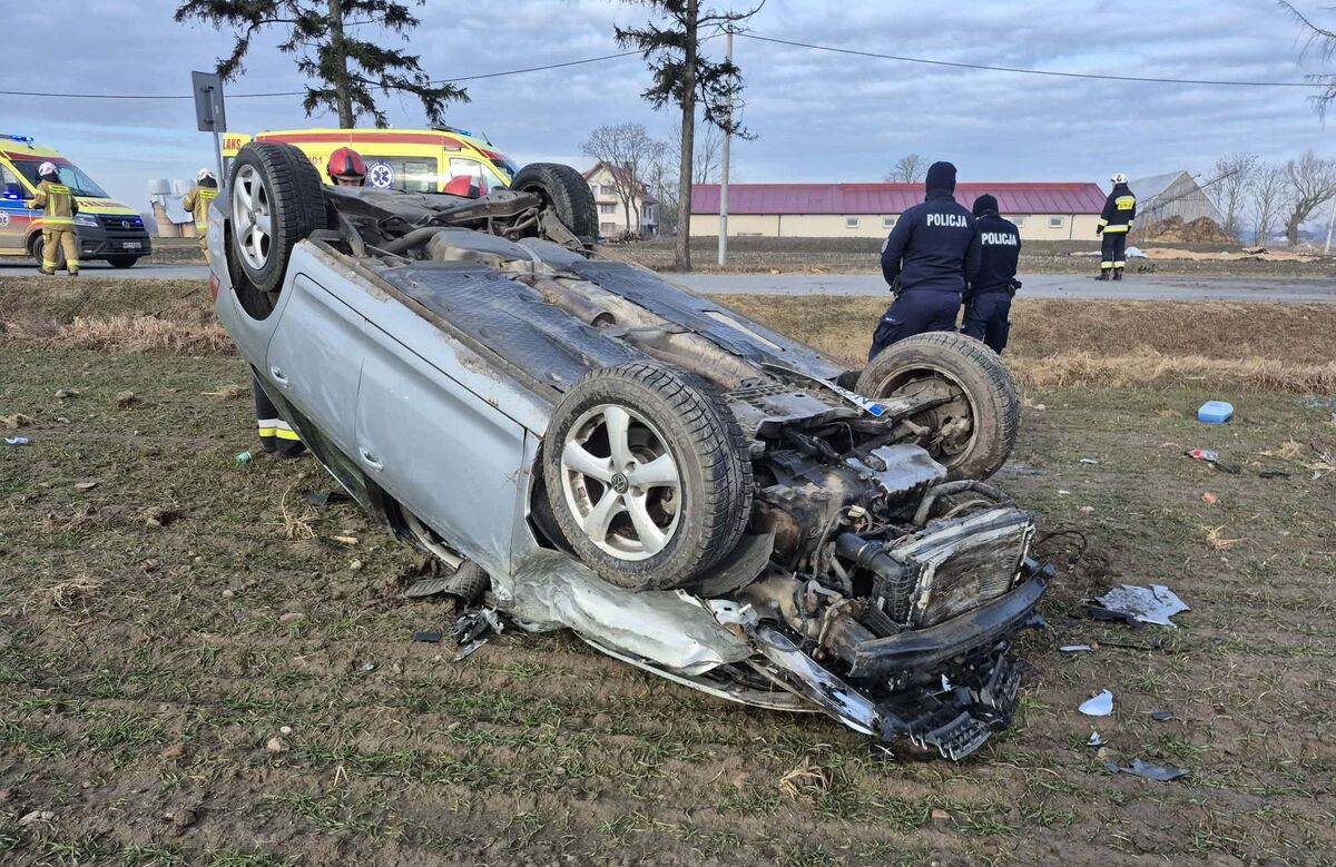 Dachowanie pojazdu w powiecie płockim. Dwie osoby trafiły do szpitala