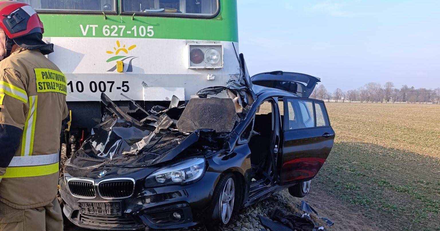 Wjechał osobówką wprost pod pociąg. Jedna osoba nie żyje [ZDJĘCIA]