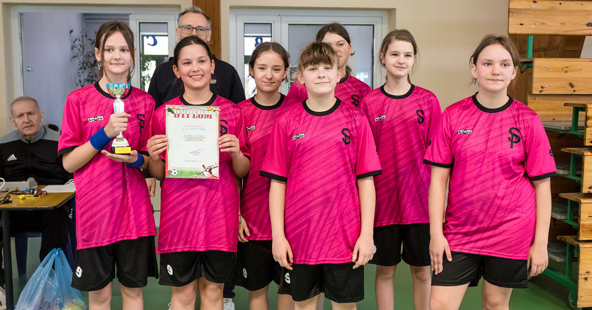 Dziewczęta z SP1 Gostynin mistrzyniami halowej piłki nożnej [ZDJĘCIA+WYNIKI]