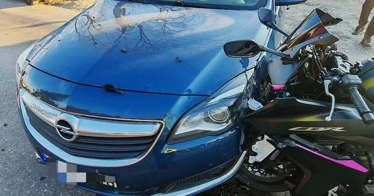 Osobówka uderzyła w motocykl. Policja: „Patrzcie w lusterka!”