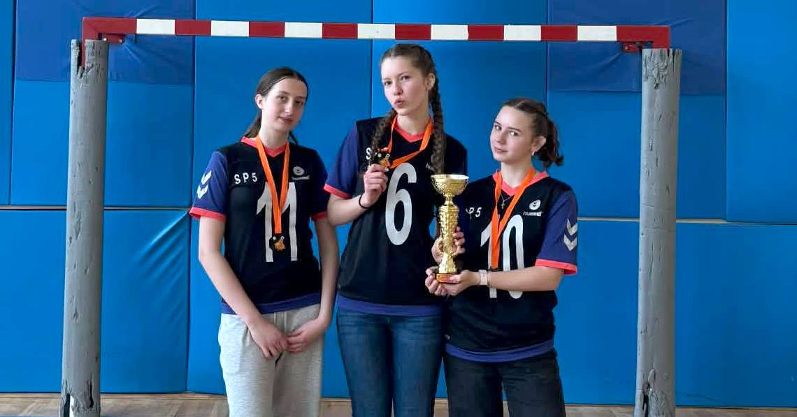 Srebro dla Gostynina! Dziewczęta z SP5 na podium w Płocku