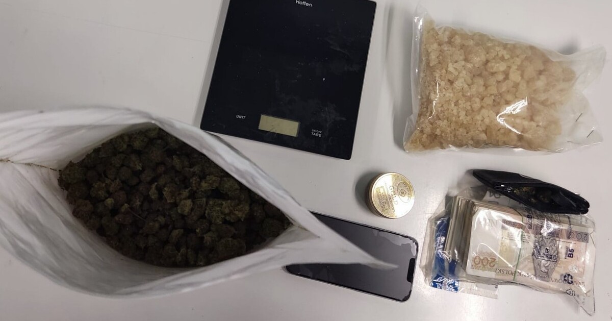 Kryminalni uderzają w dilerów. Ponad kilogram towaru i stosy gotówki w mieszkaniu 24-latka [ZDJĘCIA]