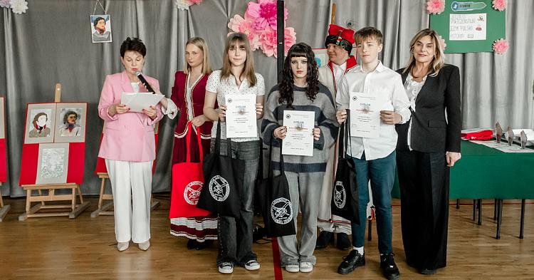 Matematycy, angliści i historycy nagrodzeni w gostynińskim LO [ZDJĘCIA+WYNIKI]