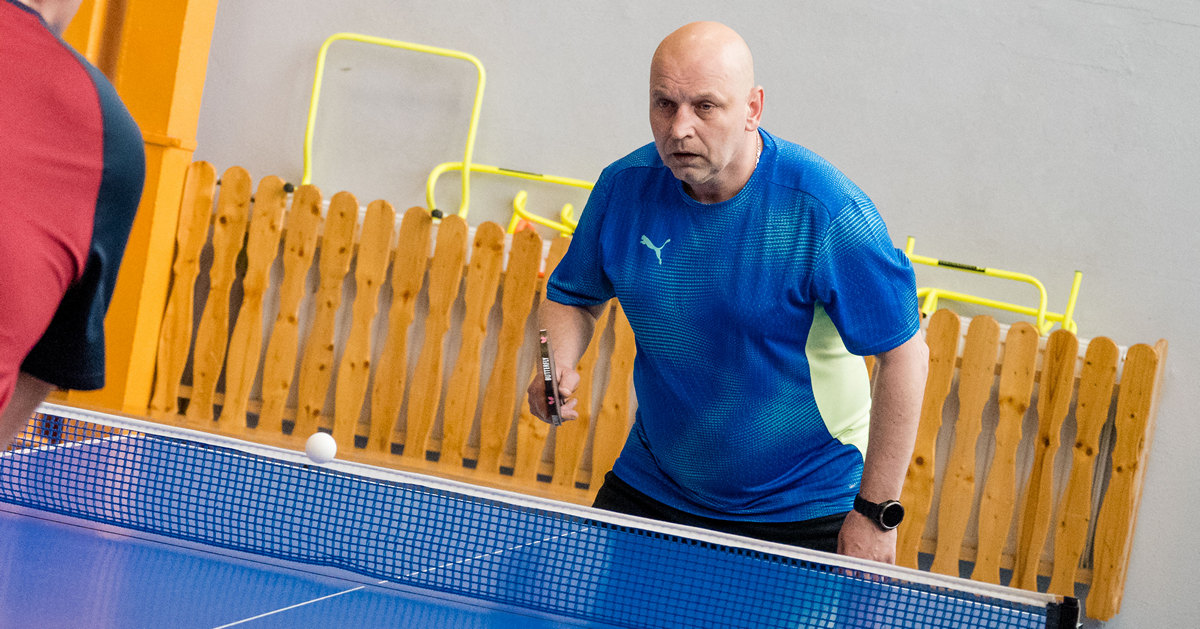 Jubileuszowy turniej w SP3. Pracownicy oświaty przy stołach tenisowych [ZDJĘCIA+WYNIKI]