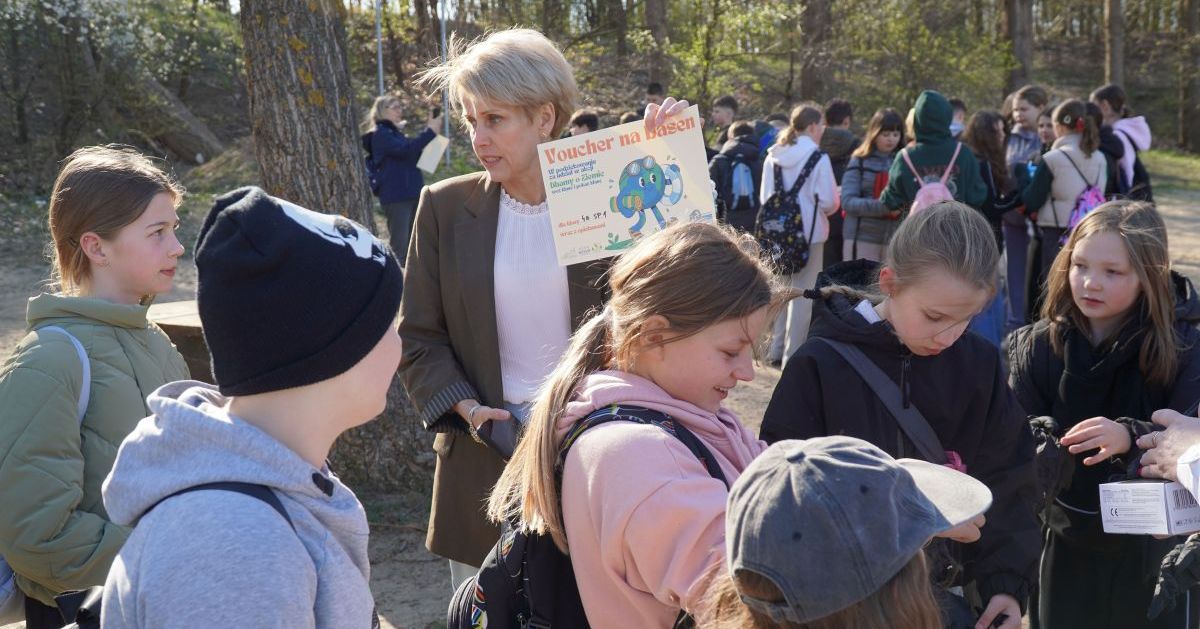Wielkie sprzątanie Dybanki. Uczniowie w akcji, w nagrodę... darmowy basen! [ZDJĘCIA]