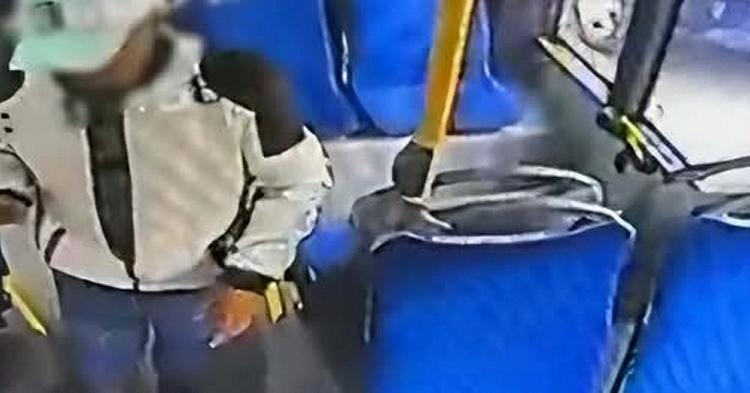 Obserwował pasażerkę, czekał na otwarcie drzwi. Kieszonkowiec wpadł dzięki kamerze w autobusie