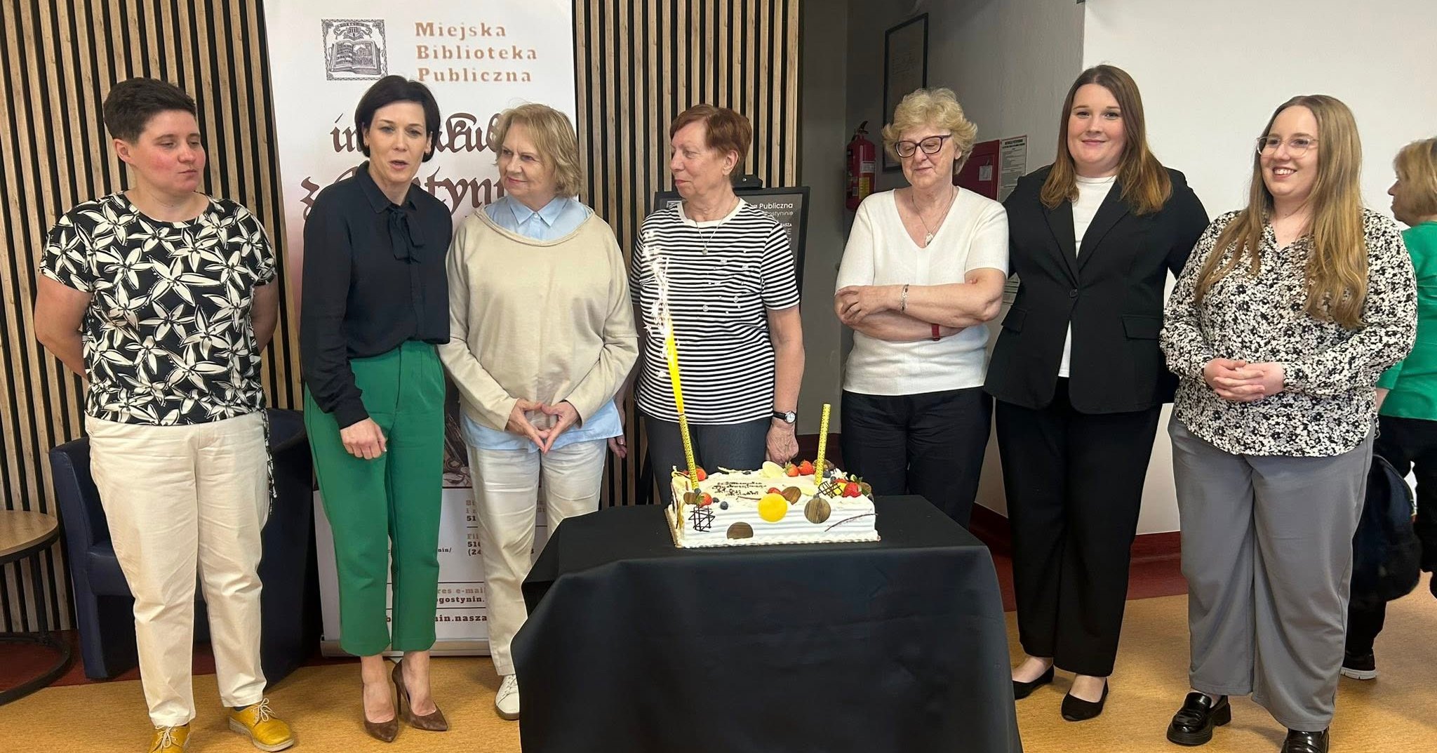 Spotkanie ze Sławomirem Koprem i rocznica Klubu Książki w gostynińskiej bibliotece