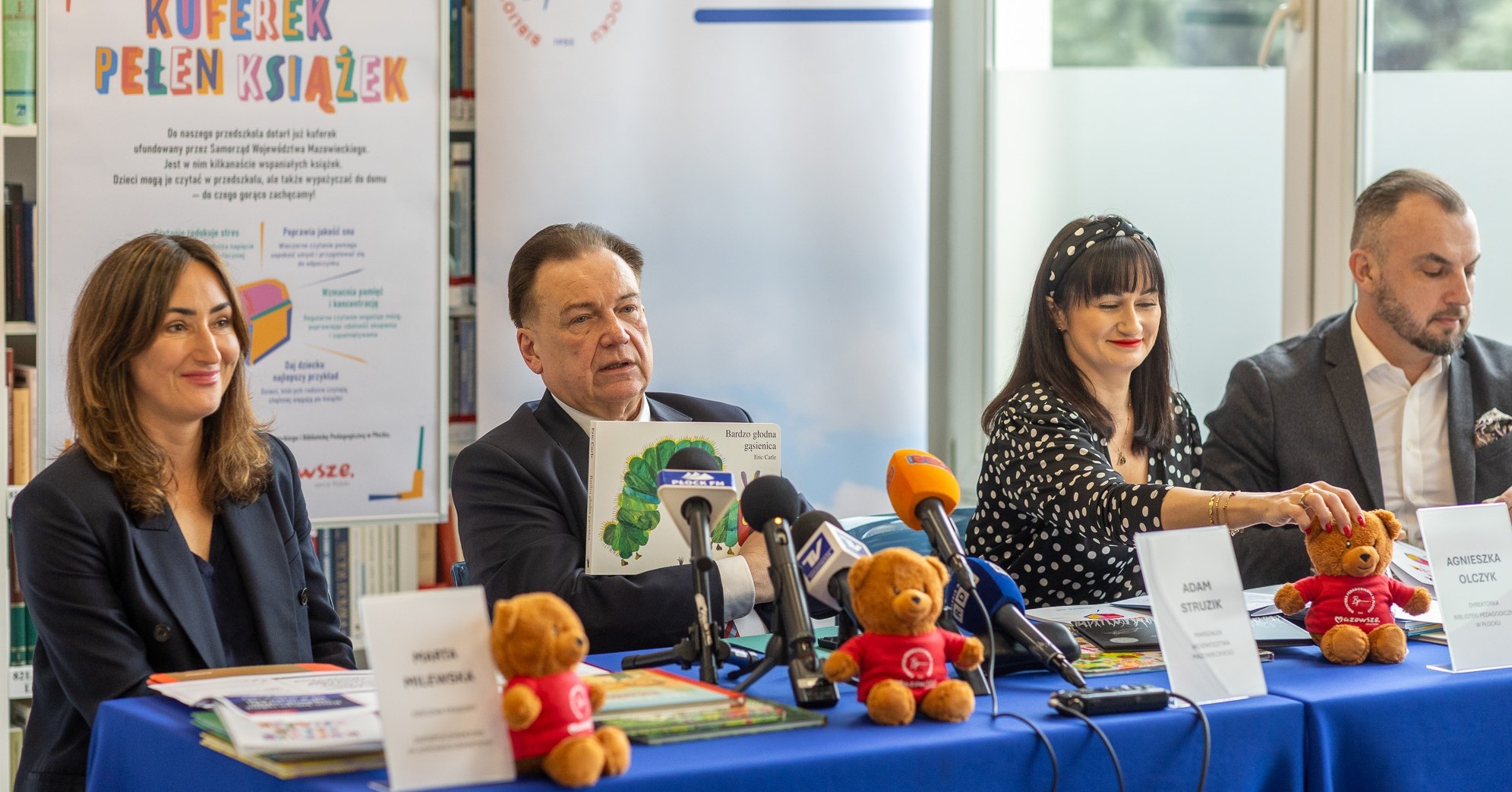 „kuferek Pełen Książek” W Regi...