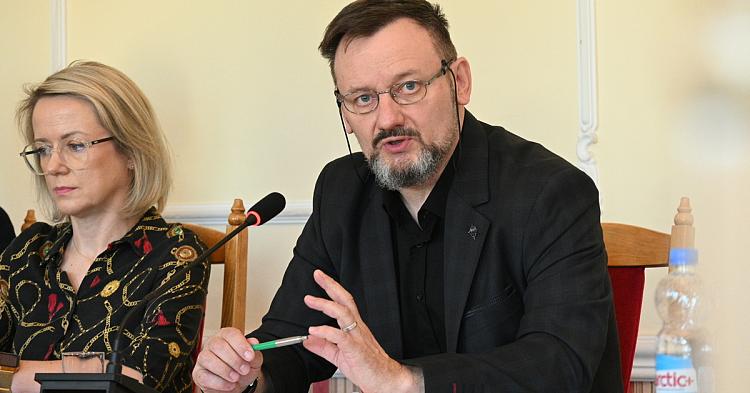 Gostynin inwestuje w bezpieczeństwo: 300 tys. zł na agregaty, pompy i szkolenia dla 540 uczniów