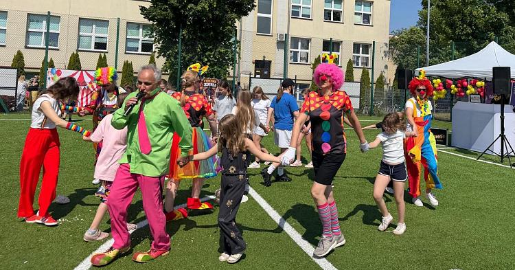 Byk rodeo, wata cukrowa i brokatowe tatuaże. Jedynka zamieniła się w cyrk [ZDJĘCIA]