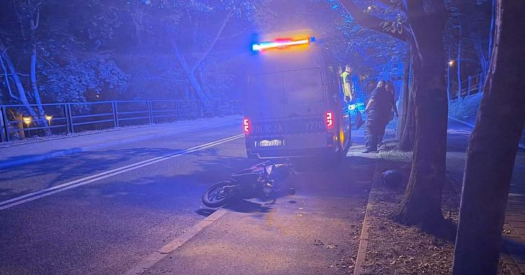 Pijany i bez uprawnień. Motorowerzysta przewrócił się na drodze dla rowerów