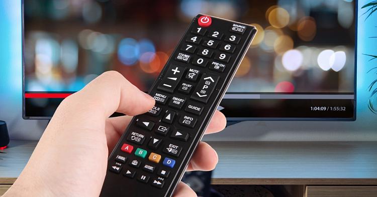 Tradycyjna telewizja wciąż ma się dobrze. Codziennie ogląda ją niemal 6 na 10 Polaków