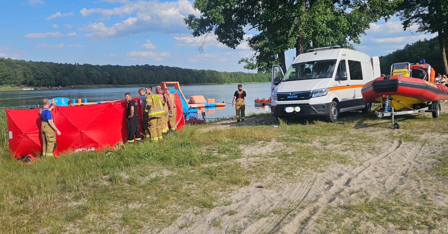 Utonął podczas przeprawy wpław. 18-latek zginął w Jeziorze Skrzyneckim